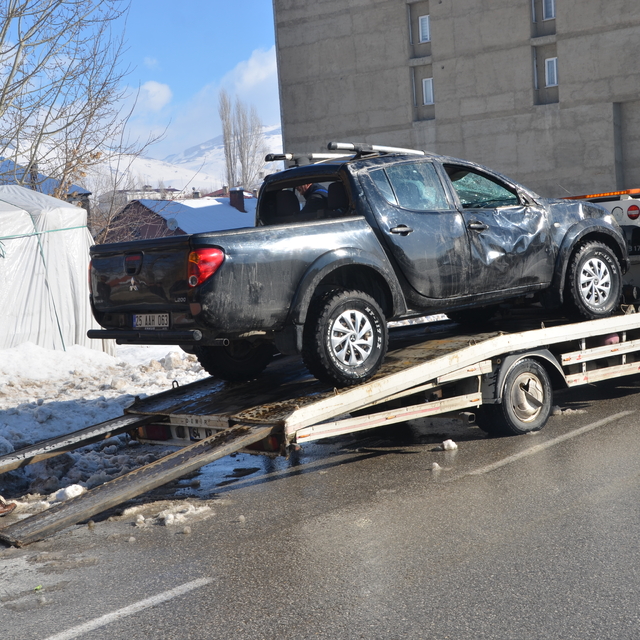 Yüksekova'da devrilen kamyonetteki 3 kişi yaralandı