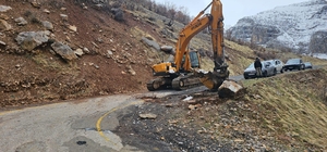 Uludere'de yağış nedeniyle yola düşen kaya parçaları belediye ekiplerince kaldırıldı 