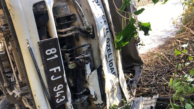 Düzce'de çöp kamyonu devrildi; 2 işçi yaralı