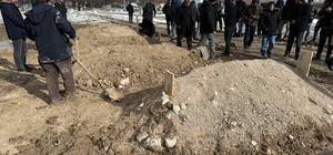 Ağrı'da iş makinesinin uçuruma yuvarlanması sonucu ölen 4 kişi toprağa veri...