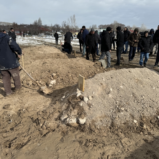 Ağrı'da iş makinesinin uçuruma yuvarlanması sonucu ölen 4 kişi toprağa veri...