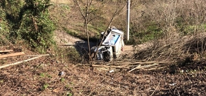 Düzce'de şarampole devrilen çöp kamyonundaki 2 kişi yaralandı