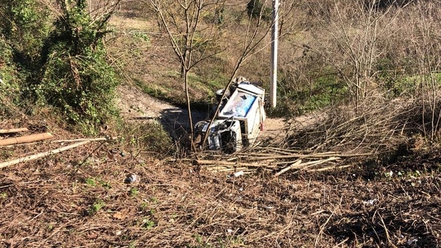 Düzce'de şarampole devrilen çöp kamyonundaki 2 kişi yaralandı