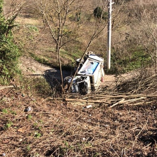 Düzce'de şarampole devrilen çöp kamyonundaki 2 kişi yaralandı