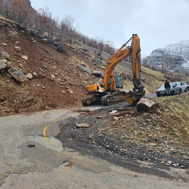 Uludere'de yağış nedeniyle yola düşen kaya parçaları belediye ekiplerince k...