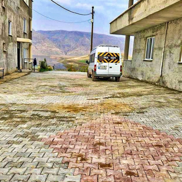 Hasankeyf'in Kavacık köyünde yollara kilitli parke taşı döşendi