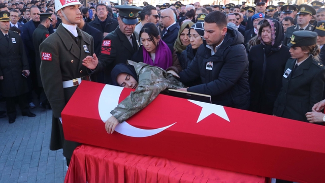 Şehit Serinkan, son yolculuğuna uğurlandı; eşi ile kardeşi askeri üniforma giydi