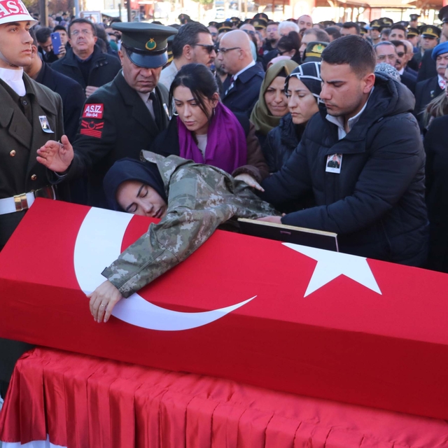 Şehit Serinkan, son yolculuğuna uğurlandı; eşi ile kardeşi askeri üniforma...