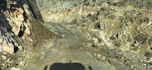 Siirt'te heyelandan kapanan köy yolu ulaşıma açıldı