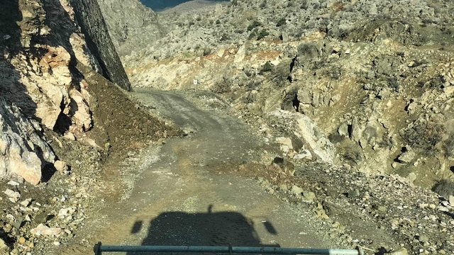 Siirt'te heyelandan kapanan köy yolu ulaşıma açıldı