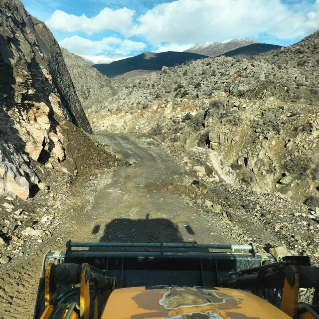 Siirt'te heyelandan kapanan köy yolu ulaşıma açıldı