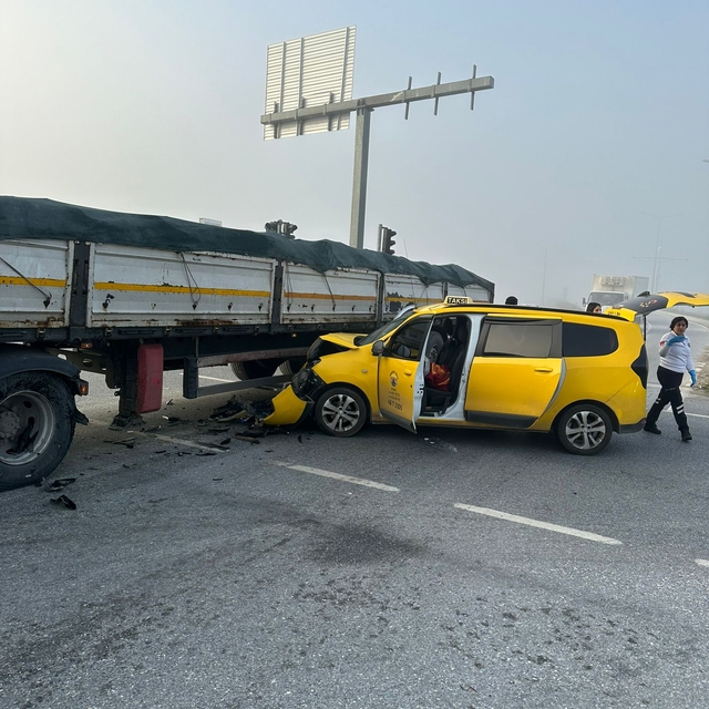 Aydın'da taksiyle tırın çarpışması sonucu 3 kişi yaralandı