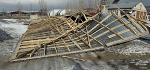 Ağrı'da kuvvetli fırtına trafo binasının çatısını uçurdu
