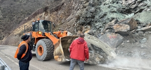 Artvin'de meydana gelen heyelanda uçuruma yuvarlanan otomobilin sürücüsü ya...