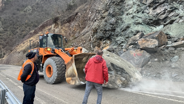 Artvin'de meydana gelen heyelanda uçuruma yuvarlanan otomobilin sürücüsü yaralandı
