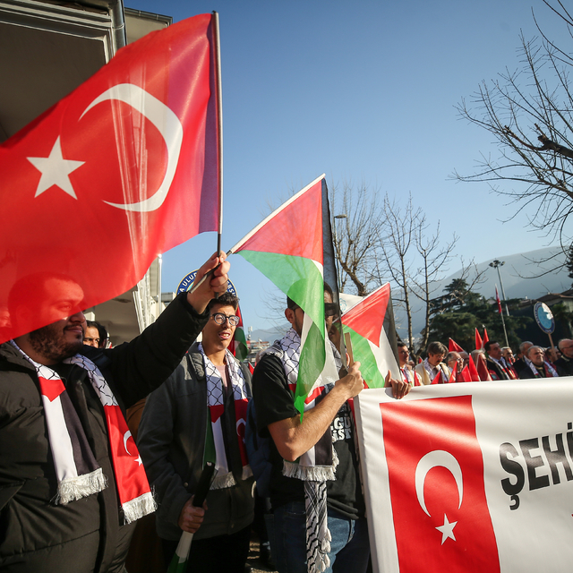 Bursa'daki şehit askerleri anmak ve Filistin'e destek vermek için yürüyüş d...