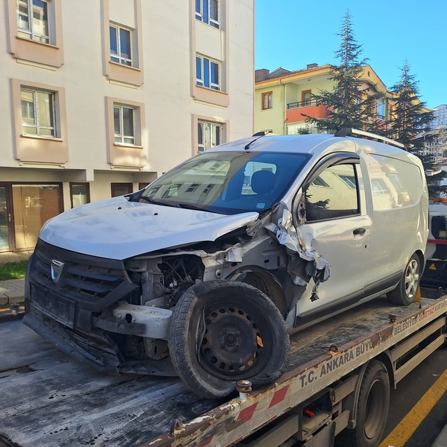 Ankara'da silindirin çarptığı 7 araçta hasar oluştu