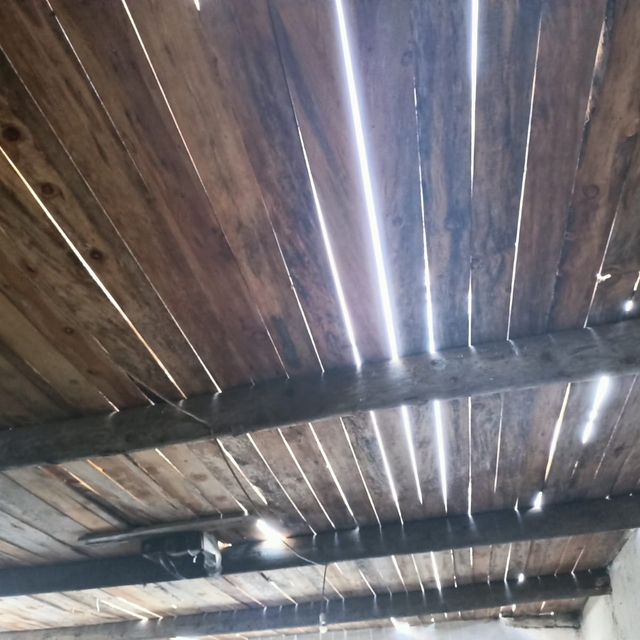 Ardahan'da etkili olan fırtına ev ve ahırın çatısını uçurdu