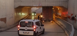 Çorum'da köprünün altına sıkışan kamyon lastik basıncı düşürülerek kurtarıl...