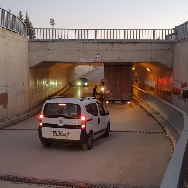 Çorum'da köprünün altına sıkışan kamyon lastik basıncı düşürülerek kurtarıl...