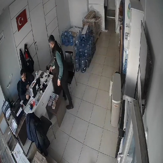 Boğazına yiyecek takılan arkadaşını 'heimlich manevrası' ile kurtardı