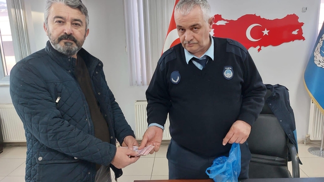 Düzce'de poşette 10 bin lira bulan kişi parayı sahibine teslim etti