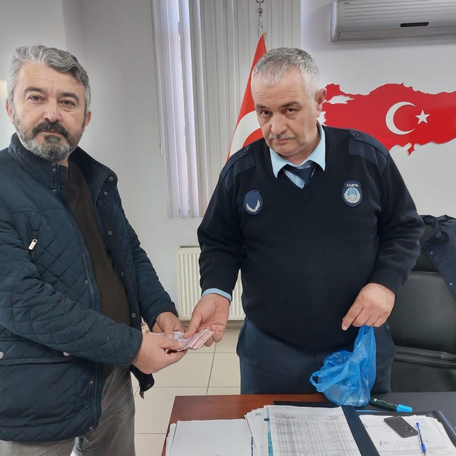 Düzce'de poşette 10 bin lira bulan kişi parayı sahibine teslim etti