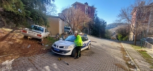 Tunceli'de gaz pedalı takılı kalan otomobil trafo duvarına çarptı