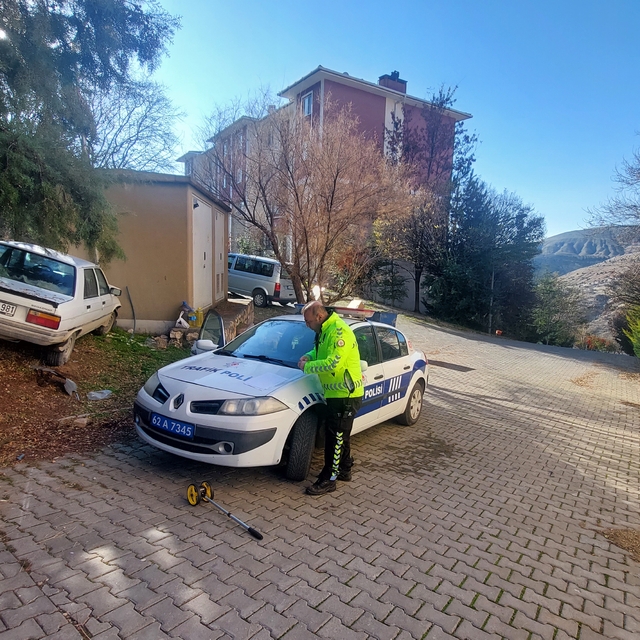 Tunceli'de gaz pedalı takılı kalan otomobil trafo duvarına çarptı