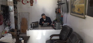 Baba mesleği antika radyo tamirciliğini 43 yıldır sürdürüyor