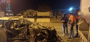 Denizli'de otomobilin kamyona çarpması sonucu 1 kişi öldü, 1 kişi yaralandı