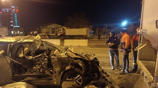 Denizli'de otomobilin kamyona çarpması sonucu 1 kişi öldü, 1 kişi yaralandı