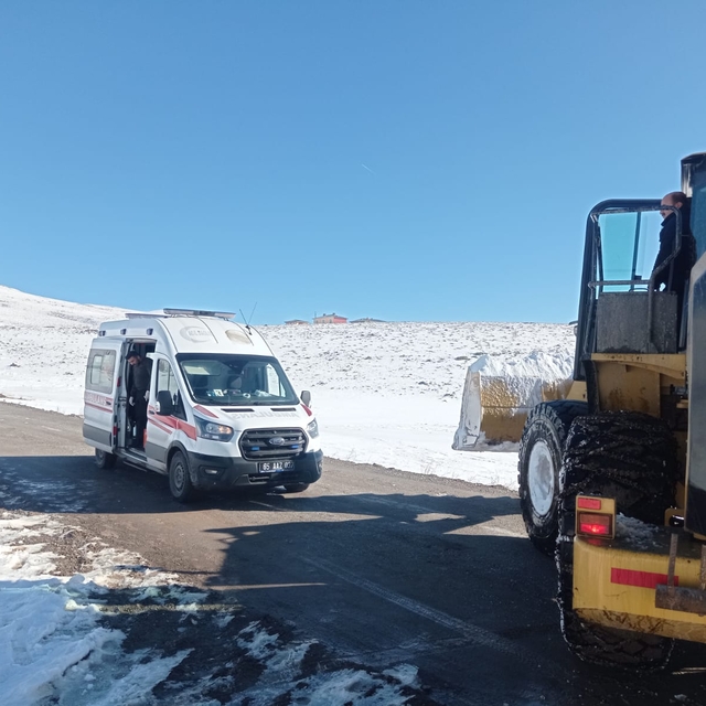 Van'da yolu kapanan mahalledeki hasta ekiplerce hastaneye ulaştırıldı