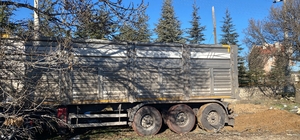 Konya'da yoldan çıkan tır ağaçlara çarparak durdu