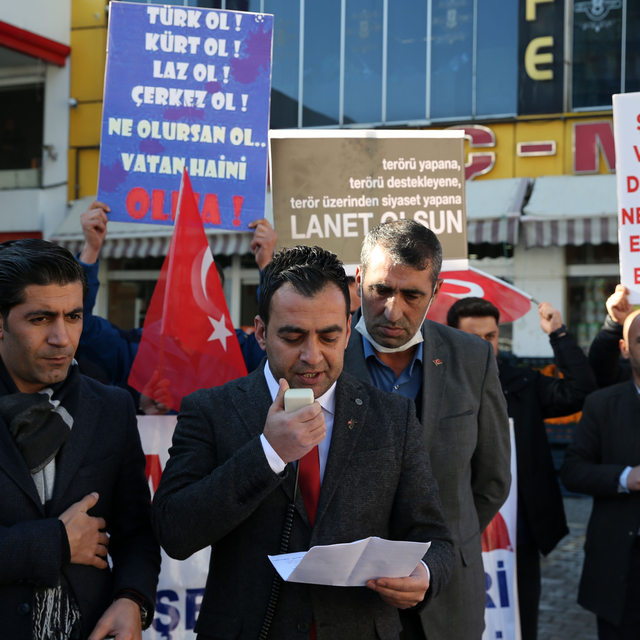 Bitlis'te Türkiye Gaziler ve Şehit Aileleri Vakfı üyelerinden DEM Parti'ye...