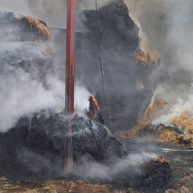 Burdur'da çiftlikte çıkan yangında tonlarca saman balyası zarar gördü