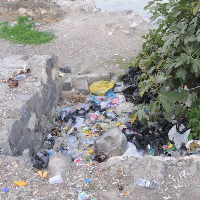 Cizre'de tarihi kaleye ziyaretçilerin attığı çöplere vatandaşlar tepkili