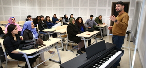 Giresun'da üniversite özlemi yaşayan 10 kadın üniversitelilerle derse girdi