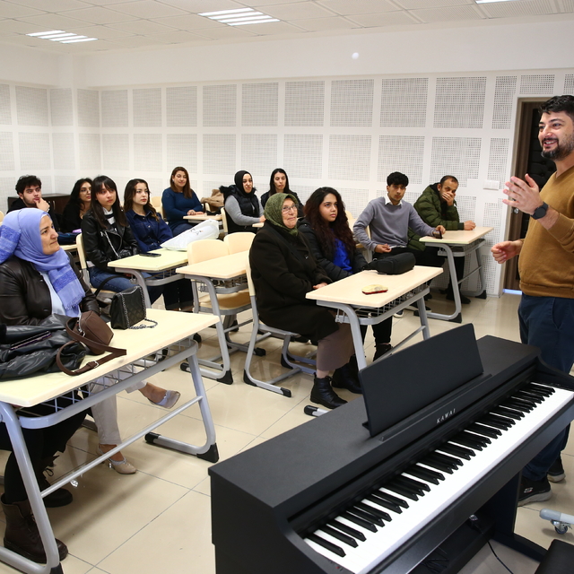 Giresun'da üniversite özlemi yaşayan 10 kadın üniversitelilerle derse girdi