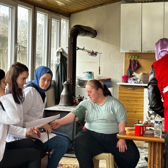 Türk Kızılay ve SUBÜ Sağlık Bilimleri Fakültesi'nden Dokurcun'da sağlık tar...