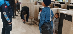 Korkuteli ilçesinde yakalanan 2 dilencinin üzerinden 490 lira çıktı