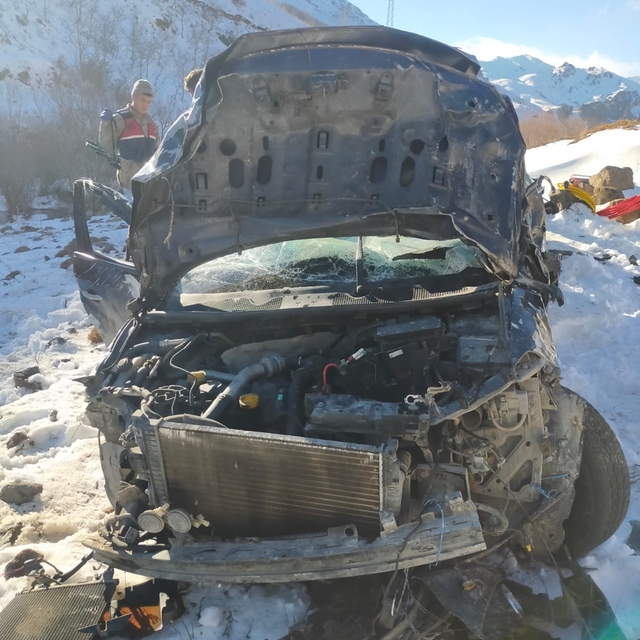 Erzurum'da şarampole devrilen otomobilin sürücüsü öldü