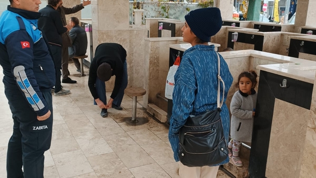 Korkuteli ilçesinde yakalanan 2 dilencinin üzerinden 490 lira çıktı