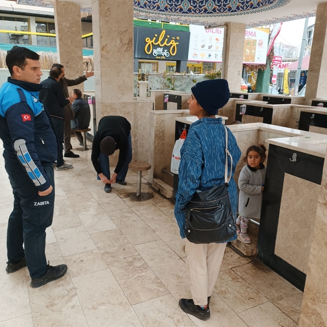 Korkuteli ilçesinde yakalanan 2 dilencinin üzerinden 490 lira çıktı