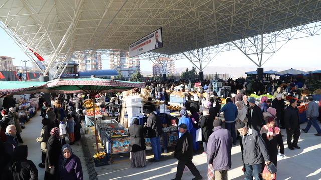 Pursaklar'da inşa edilen Çarşamba Kapalı Pazar Alanı açıldı