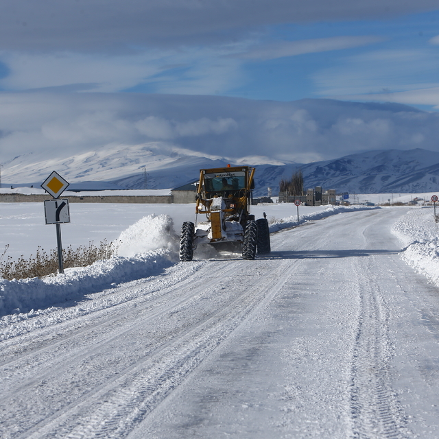 Özalp ve Saray'da karla mücadele çalışmaları devam ediyor