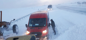 Ardahan'da kar ve tipi nedeniyle yolda mahsur kalan 343 araç kurtarıldı