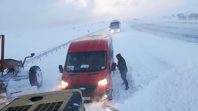 Ardahan'da kar ve tipi nedeniyle yolda mahsur kalan 343 araç kurtarıldı