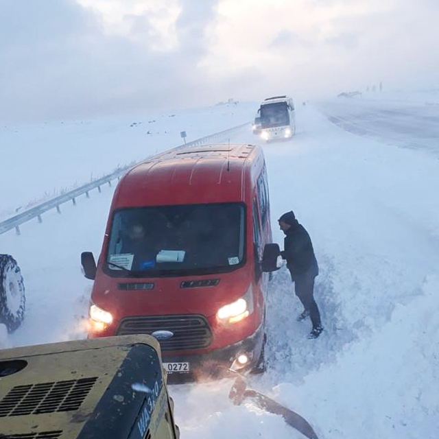 Ardahan'da kar ve tipi nedeniyle yolda mahsur kalan 343 araç kurtarıldı