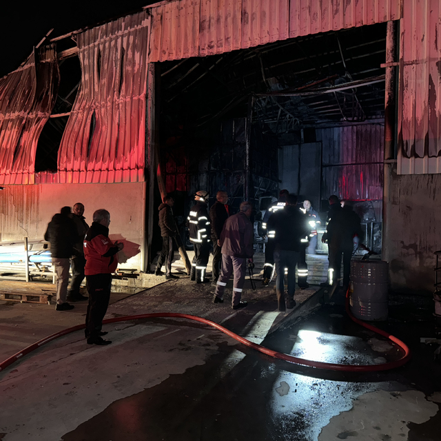 Rize'de mobilya firmasına ait depo yandı